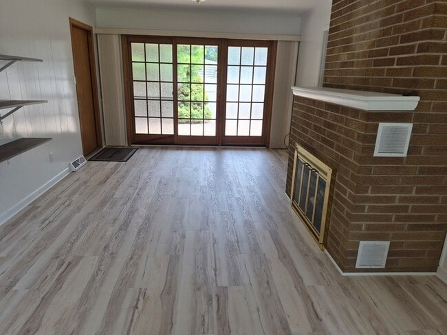 Photo - 403 Oak St