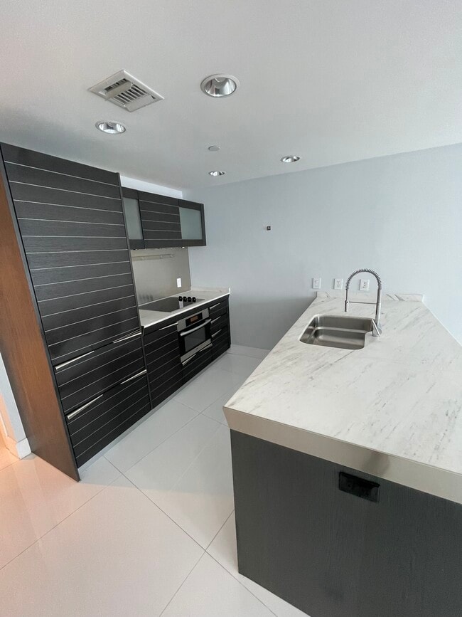 Building Photo - 200 Biscayne Boulevard Way Unit 1406