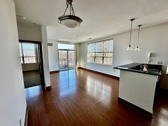 Building Photo - 1917 Monroe St Unit 303