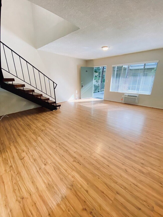 Photo - 21736 Roscoe Blvd