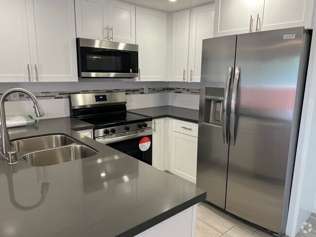 Building Photo - 4810 S La Brea Ave Rental