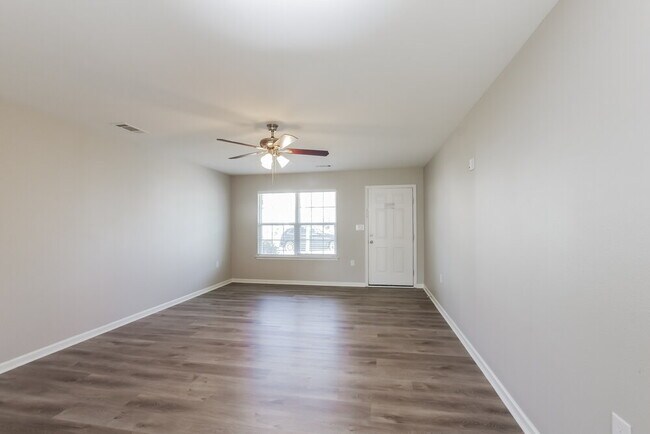 Photo - 706 Waterlemon Way