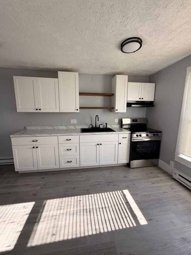 Building Photo - 2 bedroom available for a move right away! Unit 1135 Summit Street UPPER