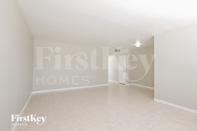 Photo - 825 Antigua St