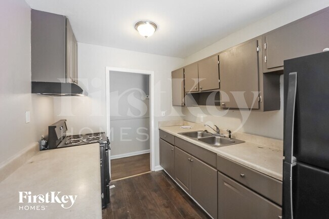 Photo - 642 Roxbury Dr