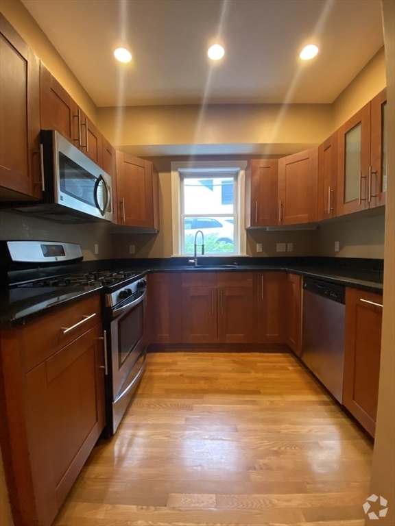 Building Photo - 1592 Beacon St Unit 2 Rental