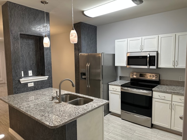 Building Photo - 2020 5th Ave S Unit Bristol