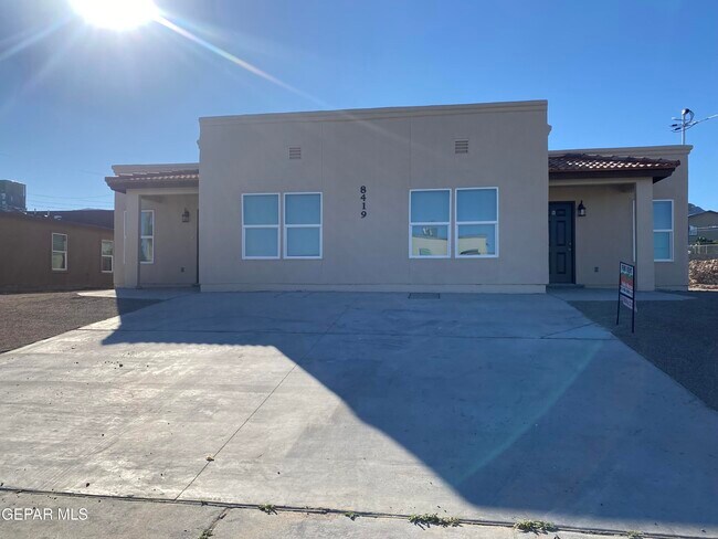 Building Photo - 8423 Leo St Rental