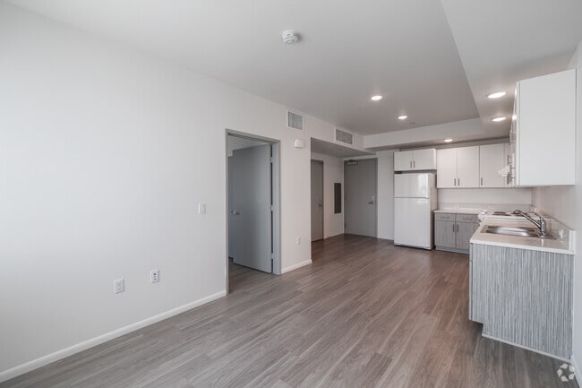 1BR, 1BA - 480SF - Living/ Dining Room