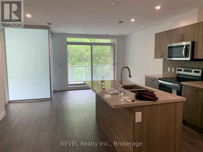 Photo - 455 Charlton Ave E Unit 301