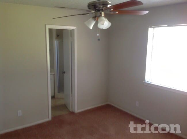 Building Photo - 1721 Oak Tree Dr