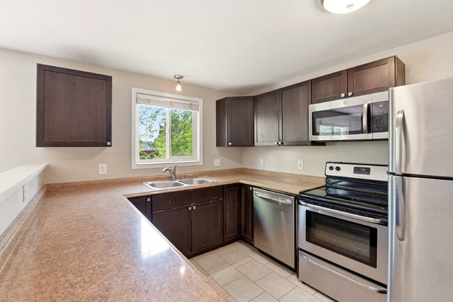 Building Photo - $2,120.95 with $300 off the first month's rent, 2 Beds - 2 Bath, Duplex in Lakewood with Cozy Car... Unit 1570
