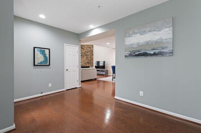 Photo - 212 Merlin Dr