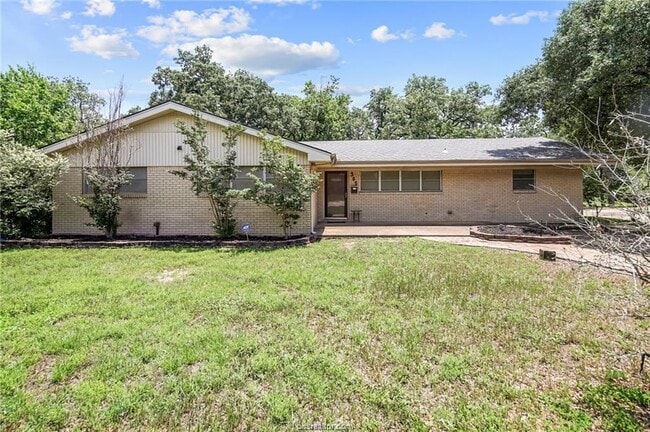 Photo - 305 W Brookside Dr