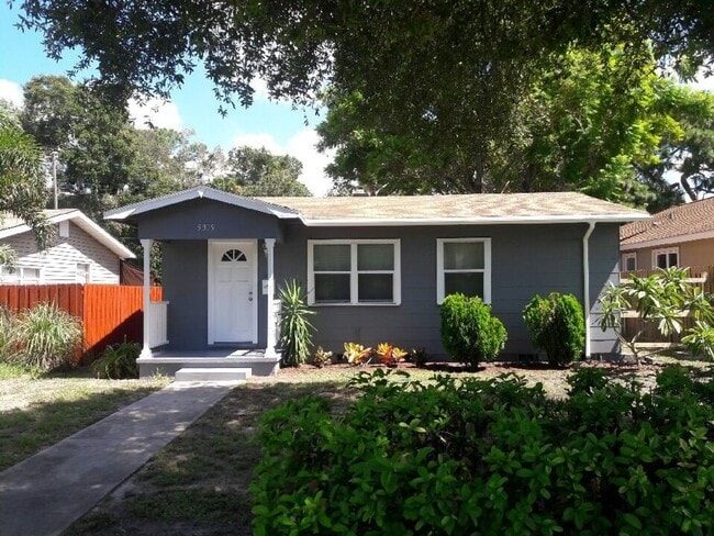 Building Photo - Beautifully Appointed 3/2 w Garage For Ren... Rental