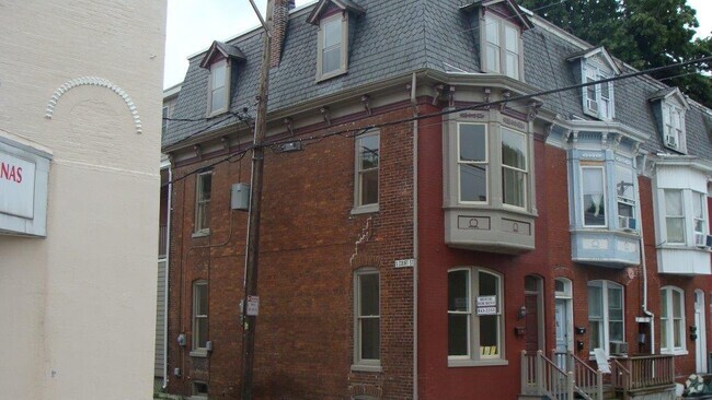 Building Photo - 5 Bedroom house near York Hospital