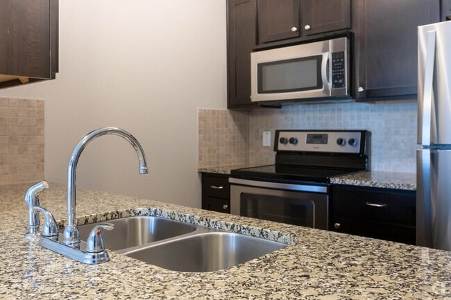 1 BR, 1 BA - 661 SF