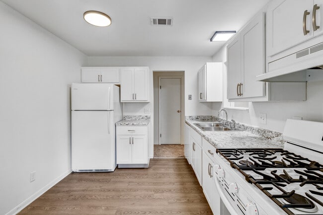 Kitchen photo #2 - Arbor Lake Apartments