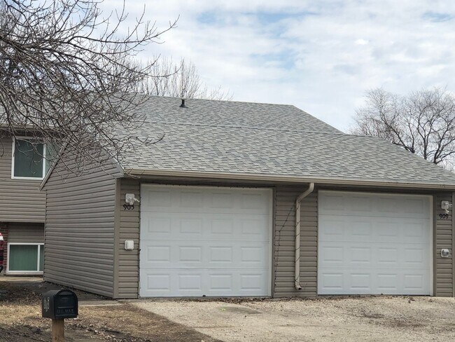 Building Photo - Spacious 2-Bed Townhome with Garage, Yard & All the Extras!