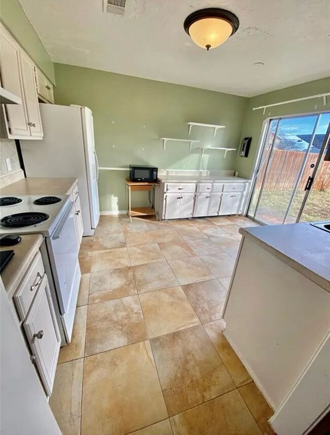 Photo - 2204 Foxcroft Ln