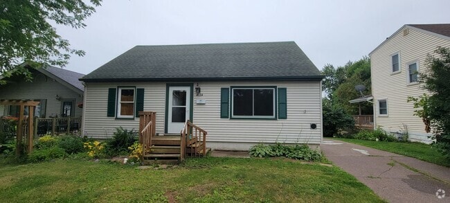 Building Photo - AVAILABLE AUGUST - 4 Bed 3 Bath w/ Spaciou... Rental