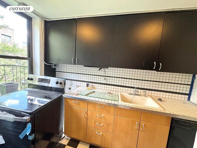 Photo - 331 W 18th St