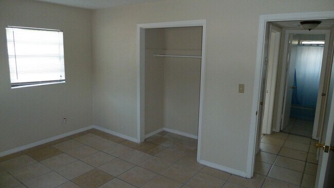 Photo - 1300 Queensway Rd