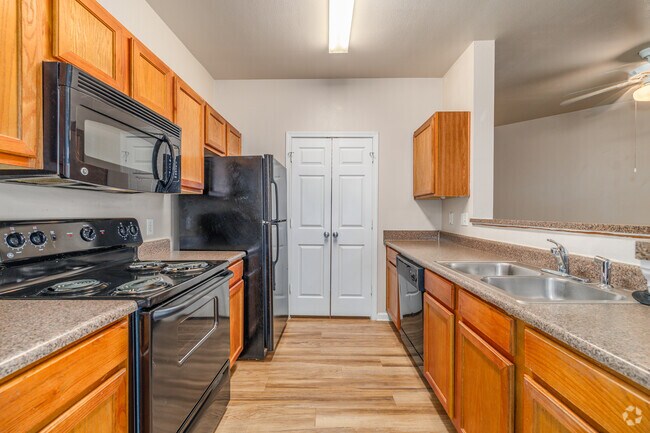 1BR, 1BA - 770SF - Kitchen