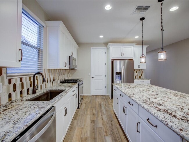 Photo - 4 Bedroom 3 Bathroom with Community pool and parks!