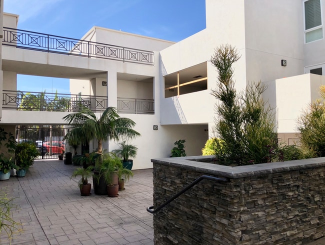 Building Photo - Stunning 2B/2BA Pacific Beach Condo w/ Parking & Few Blocks from Beach! Unit 310