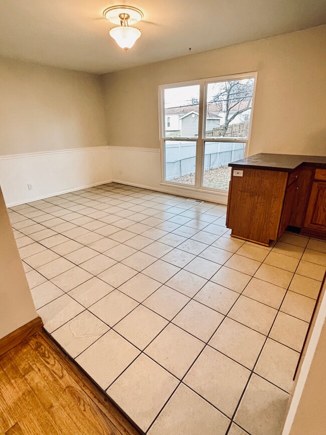 Photo - 607 Coach Light Ln