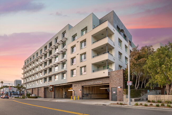 Photo - Wilshire La Brea Apartments