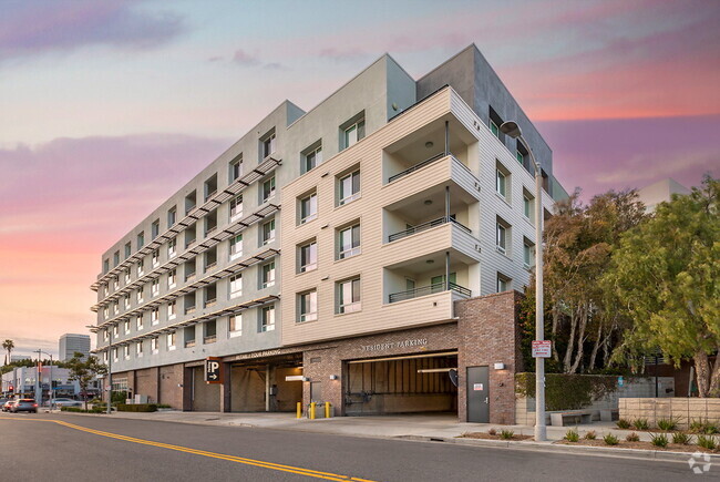 Building Photo - Wilshire La Brea Rental