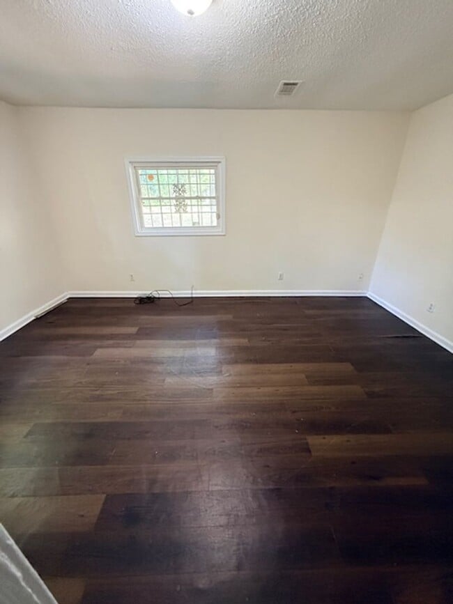 Building Photo - 4 bedroom 2 bath HOUSE!