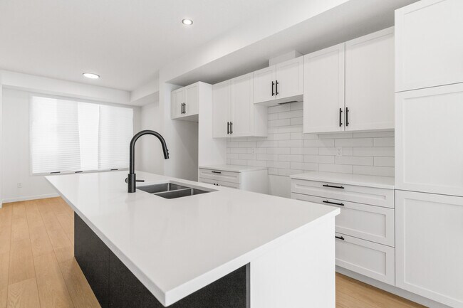Photo - 12127-12193 93 St NW Unit MAIN 12127