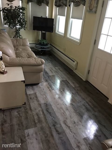2 br, 1 bath Duplex - 71 Swan Ave Cottage... - 2 br, 1 bath Duplex - 71 Swan Ave  Cottage... Townhome