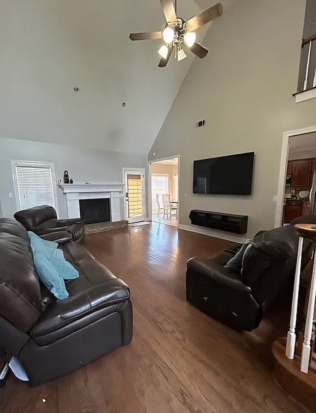 Livingroom - 529 Wooten Cv