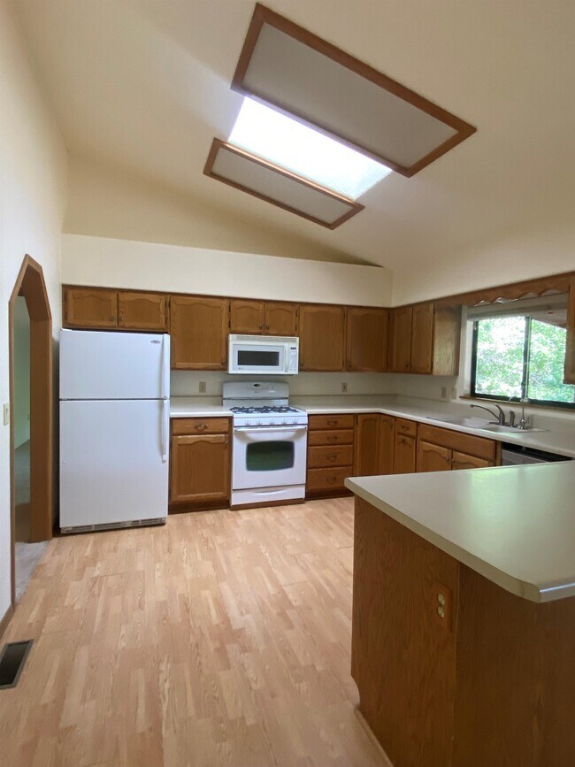 Photo - 1635 Cedarwood Dr