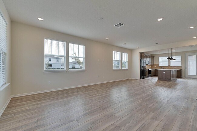 Photo - AVAILABLE NOW 3 Bedroom 2.5 Bathroom Townh...