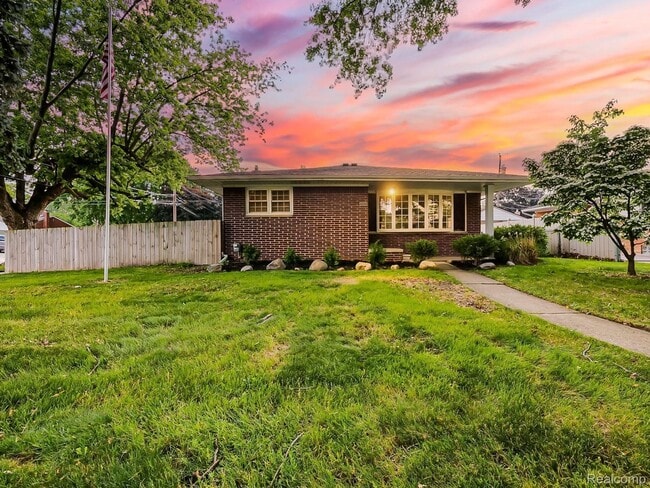 Building Photo - $2300 3 bed 2 bath bungalow Rental