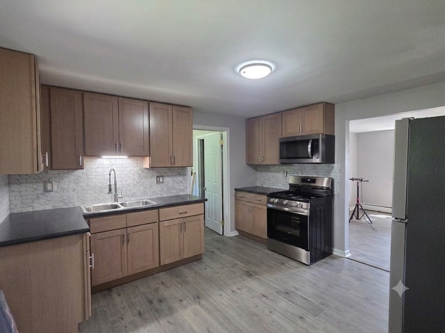 Building Photo - 2015-2017 Corbin Ave Unit 5