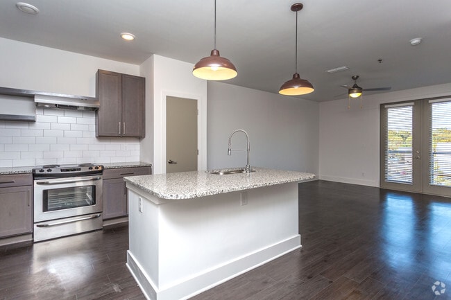 1BR, 1BA - 746 SF
