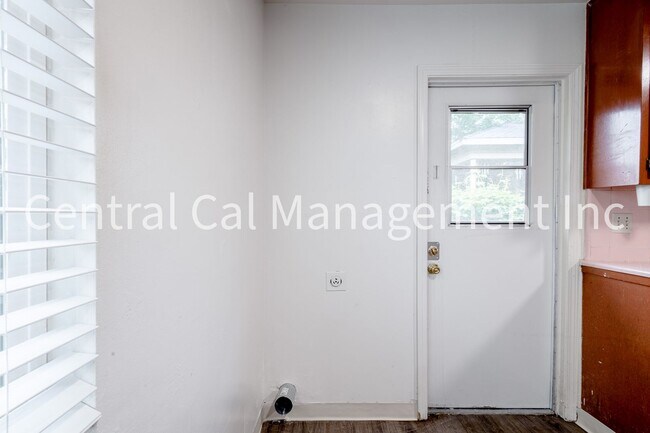 Photo - 2000-2004 Bank St Unit 2000