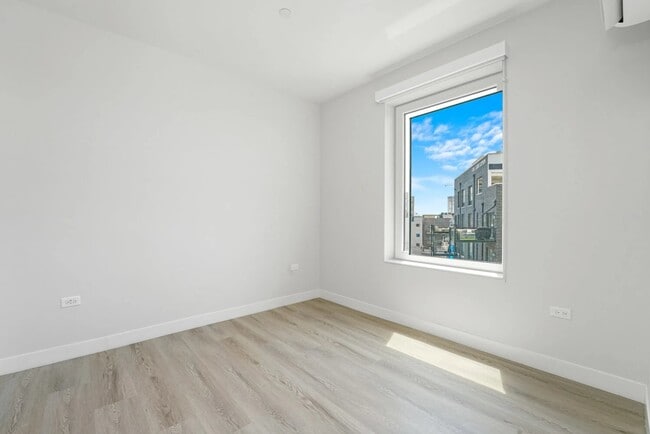 Photo - 680 N May St