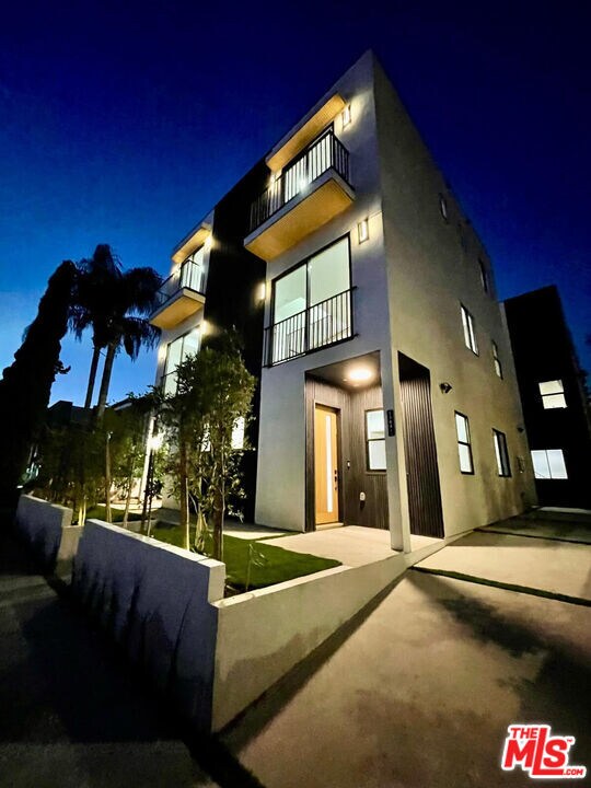 Photo - 13843 Burbank Blvd
