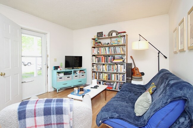 Building Photo - Pet-Friendly Duplex Close to UVA and Downtown