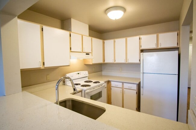Photo - Top Floor 2/2 w/Condo Finishes + Vaulted Ceilings!! Unit 236-05