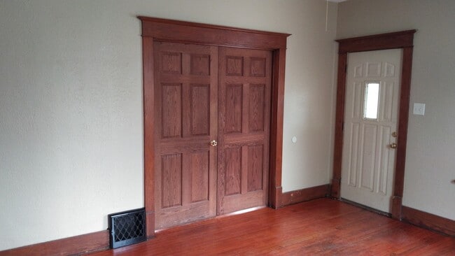 Photo - 145 E 14th St