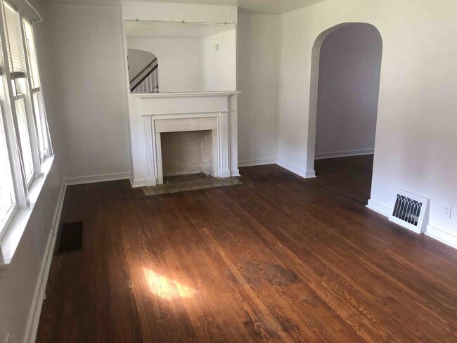 living room - 1919 Columbia Ave
