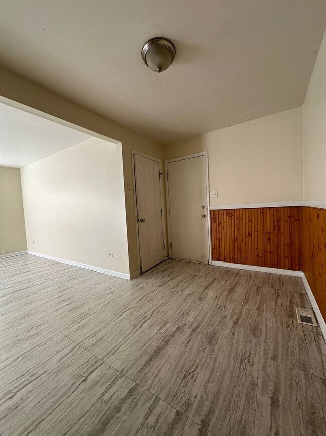 1600/Month 2 Bedroom 1 Bath Townhome in Ly... Townhome Rental in